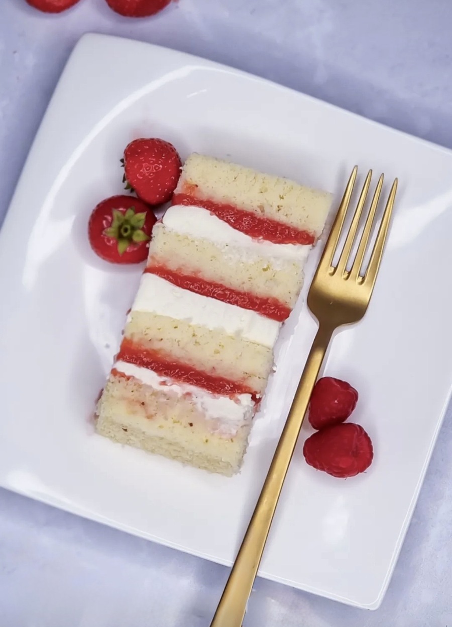 Stück Vanille-Beeren-Torte mit Erdbeeren
