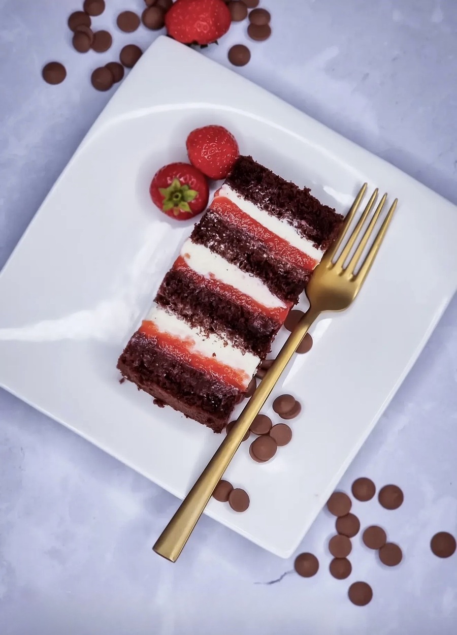 Stück Schokolade-Beeren-Torte mit Erdbeeren