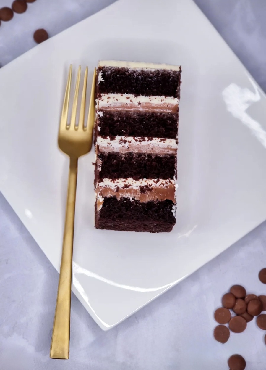 Stück Schokoladentorte mit Ganache