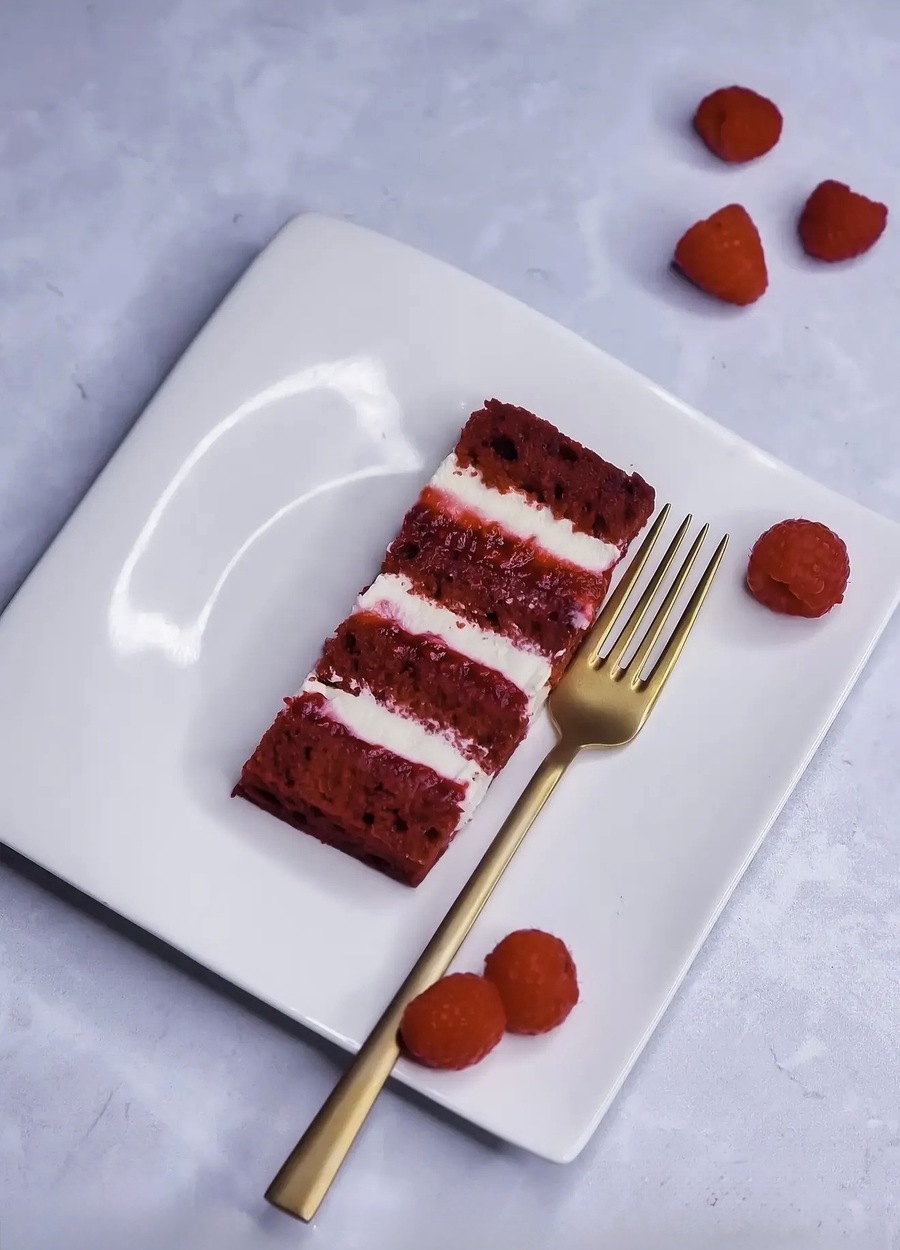 Stück Red-Velvet-Torte mit Beerenfüllung