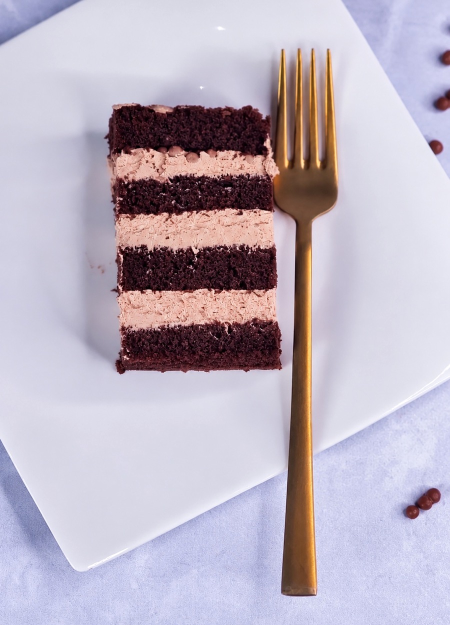 Stück Schokoladentorte mit aufgeschlagener Ganache