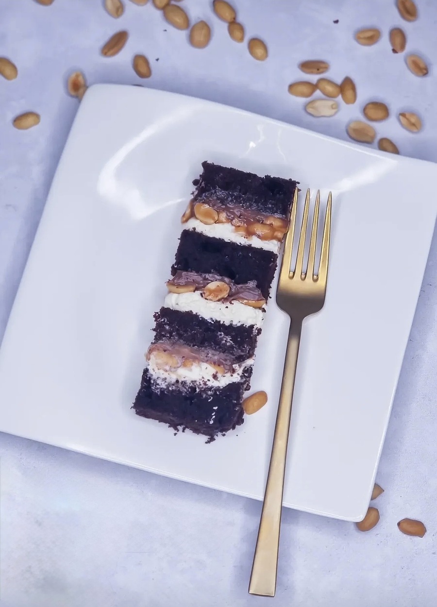 Stück Snickers-Torte mit Erdnüssen