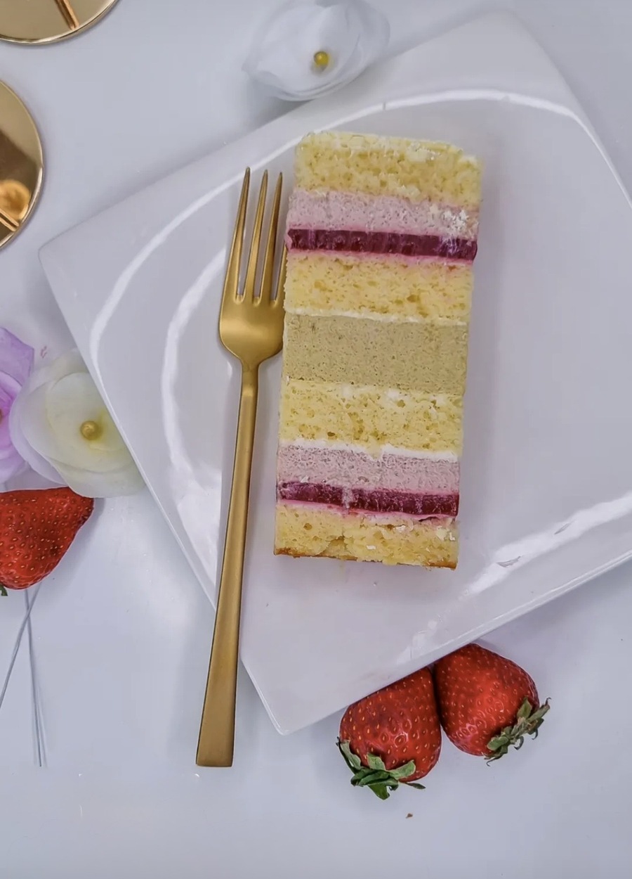 Stück Love-is-Torte mit Erdbeere und Banane